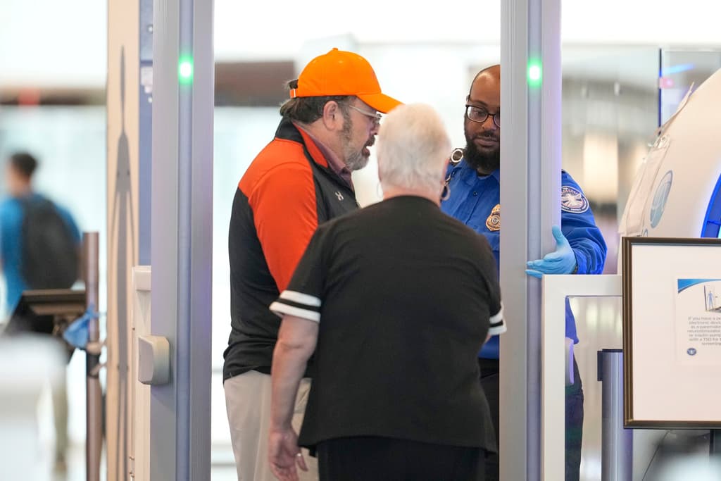 <h3 class="cms-H3-H3">Reparaciones que agravan el problema</h3>
<br>Desde el 15 de abril de 2025, la pista 4L-22R, la más utilizada para despegues, está cerrada por un proyecto de rehabilitación de $121 millones, lo que ha desviado el tráfico a otras pistas y aumentado la congestión. La Autoridad Portuaria de Nueva York y Nueva Jersey, que supervisa el aeropuerto, asegura que estas obras son esenciales para cumplir con los estándares de la FAA, pero han complicado la operativa en un momento crítico.
<br>