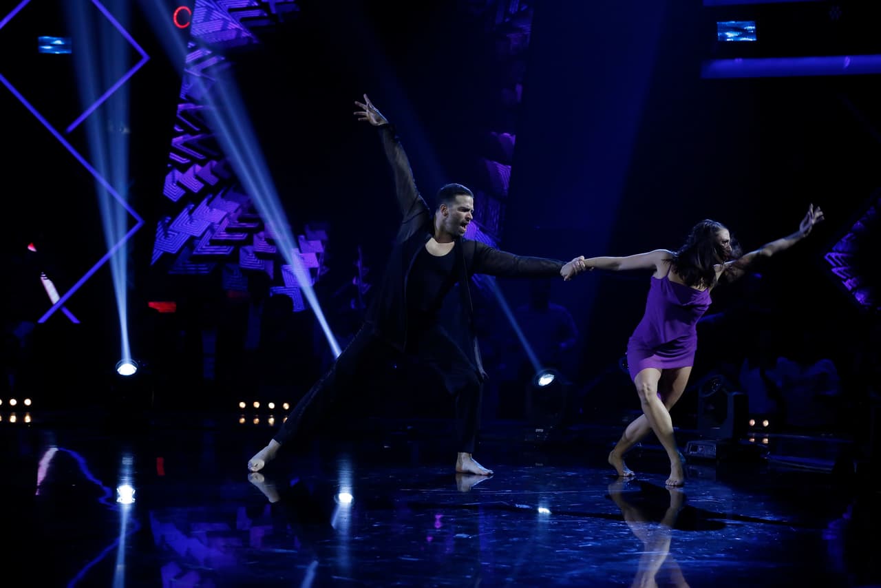 La canción que bailó el actor fue 'Dónde está el amor', derrochando sensualidad sobre la pista.