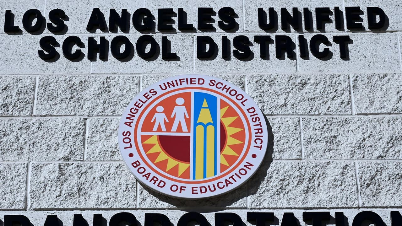 “Con estos salarios no se puede mantener una familia”: anunciarán huelga en el Distrito Escolar de Los Ángeles