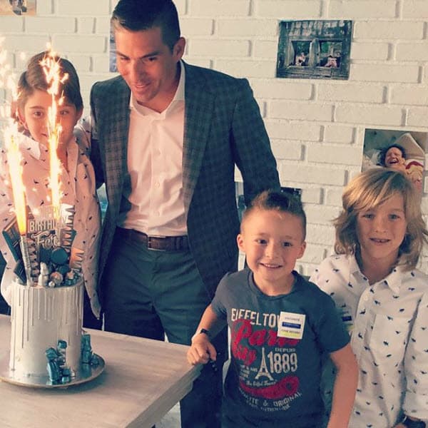 Los tres hijos del político y la conductora de 
<b><a href="https://www.univision.com/shows/pequenos-gigantes/">Pequeños Gigantes</a></b> adornaron su oficina y le llevaron un moderno pastel.