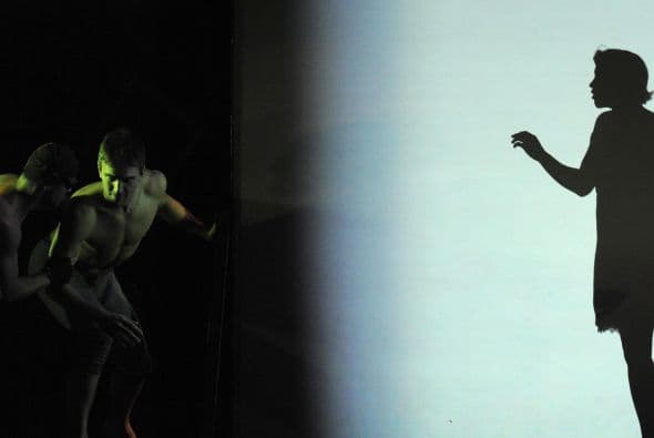 La luz y el sonido son los verdaderos protagonistas de este montaje dancístico.