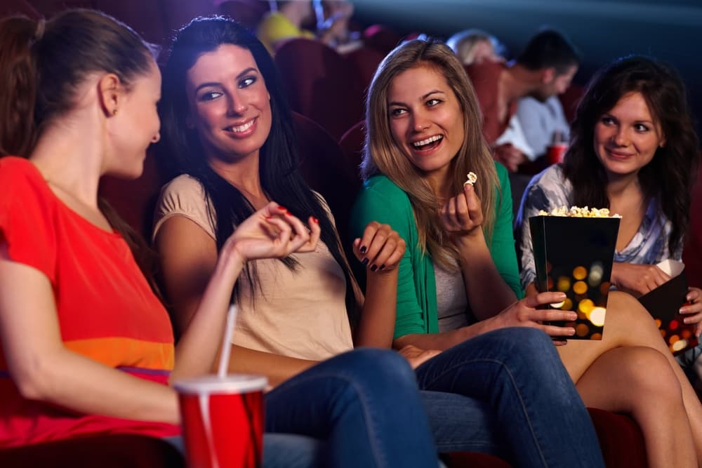 Aunque no te sientas inicialmente con ánimo haz acopio de tu fuerza de voluntad, visita amistades en reuniones de amigos evitando hablar de tus problemas personales. Participa en algún evento, acude con amistades a una cena, comida, función de teatro, en fin, intégrate y evita traer a colación los problemas que te llevaron al hueco, ya ese período pasó, la catarsis ha sido hecha.