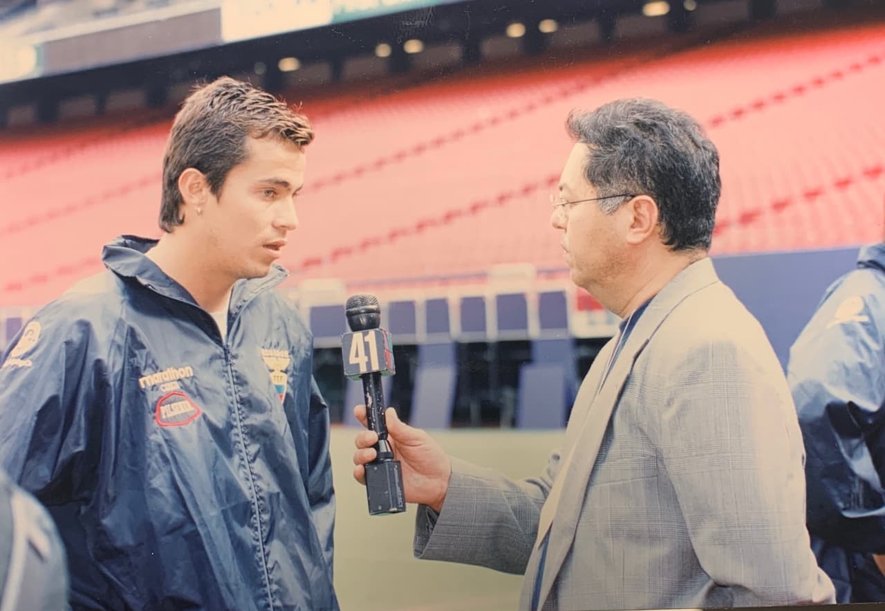 En su país trabajó como locutor comercial y musical, lector de noticias y narrador de beisbol, en las estaciones Radio el Mundo, La Voz de Centroamérica, Radio Estereno Centro y Emisoras Unidas en San Pedro Sula, además de trabajar para Canal 6 de Televisión.