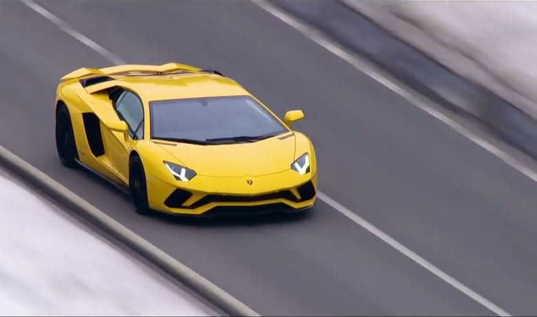 Increíble duelo entre un Lamborghini Aventador S y un avión acrobático