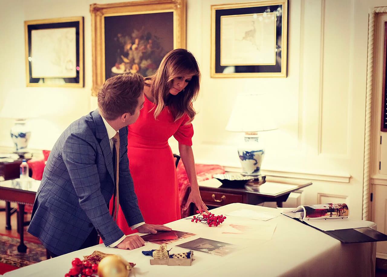 La decoración de la Casa Blanca está a cargo de la primera dama, Melania Trump, y lleva mucho tiempo de preparación. "La planificación está en marcha para la Navidad de este año en la Casa Blanca.
<b>Todavía hay mucho trabajo por hacer y espero que todos disfruten de nuestra visión final de las fiestas</b> en la casa del pueblo",
<b><a href="https://twitter.com/FLOTUS/status/1022534717328027648">tuiteó la esposa del presidente en junio de 2018.</a></b>