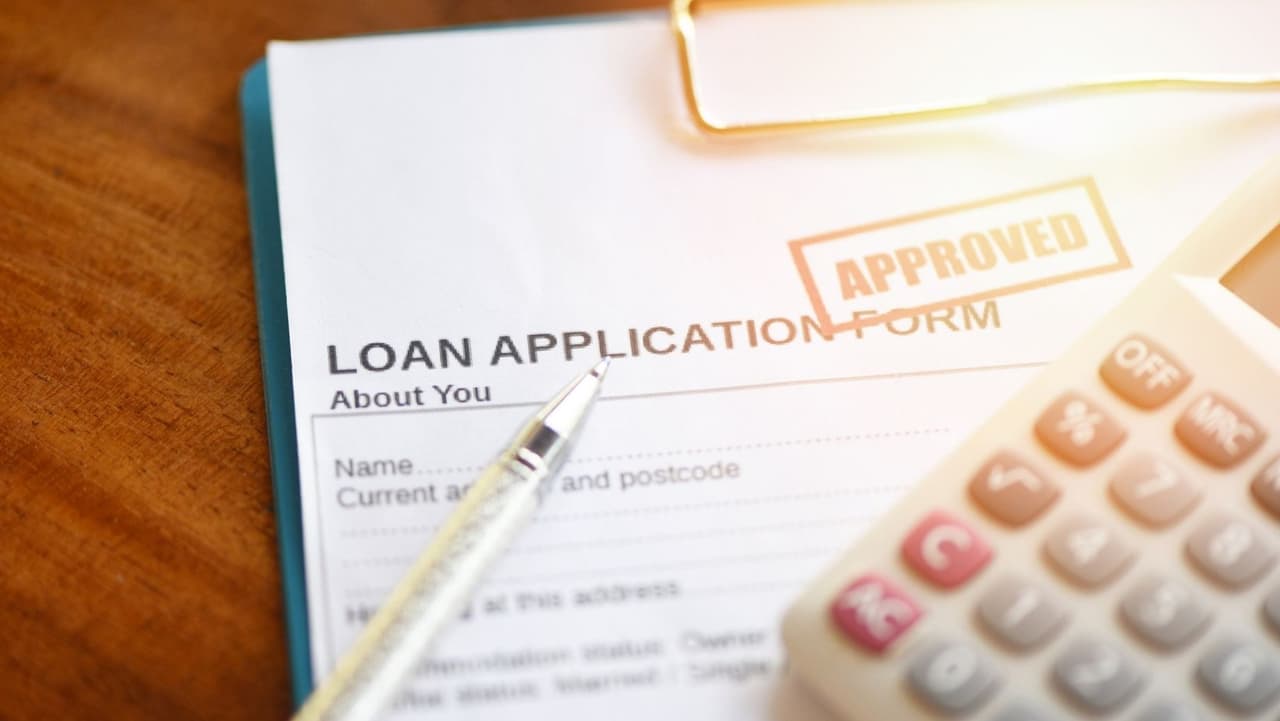 <b>Saque un préstamo</b>: puede considerar obtener un préstamo para
<b>consolidar </b>y
<b>refinanciar sus deudas</b>. Si obtiene un préstamo con una
<b>tasa de interés más baja</b> y paga sus tarjetas de crédito, esa tasa más baja podría ahorrarle miles de dólares en intereses. Esta es una forma realista de pagar la deuda de la tarjeta de crédito si actualmente tiene poco o nada de dinero para pagarla.
<br>
<br>