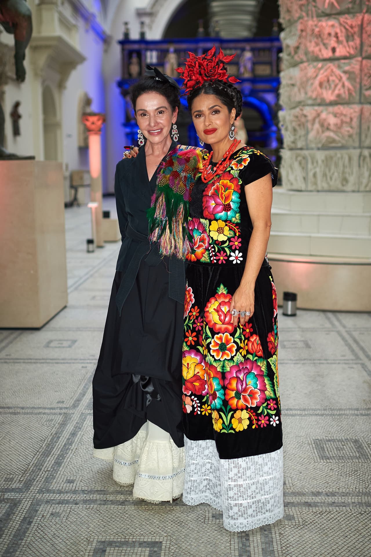 Para la gala del evento la veracruzana de 51 años utilizó un traje de tehuana (típico del estado mexicano de Oaxaca) y con ello replicó uno de los looks más famosos de Frida Kahlo.
<br>
