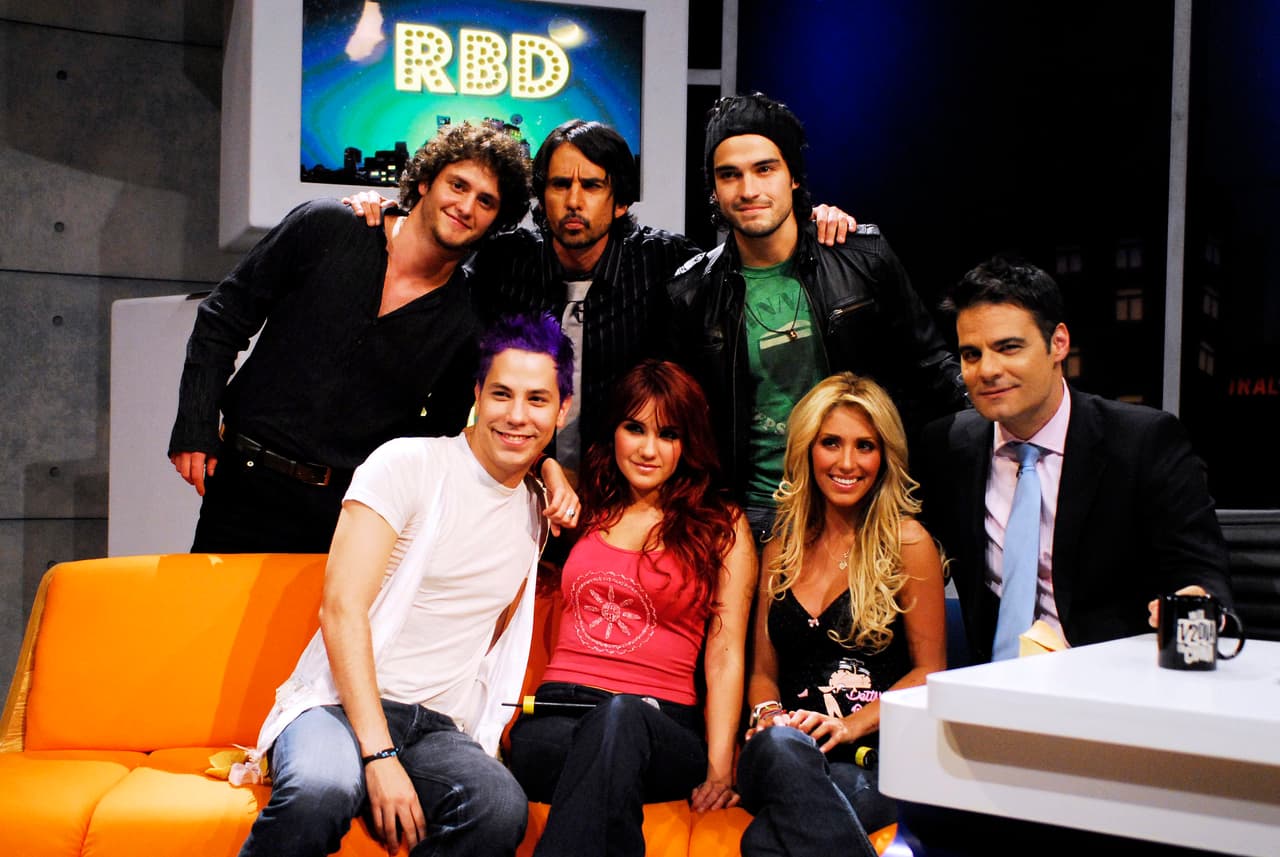 RBD fue el grupo de pop mexicano, integrado por Alfonso Herrera, Anahí, Christian Chávez, Christopher Uckermann, Dulce María y Maite Perroni, creado a partir de la telenovela Rebelde, que se transmitió en 2004, año en el que también nacieron los Premios Juventud.