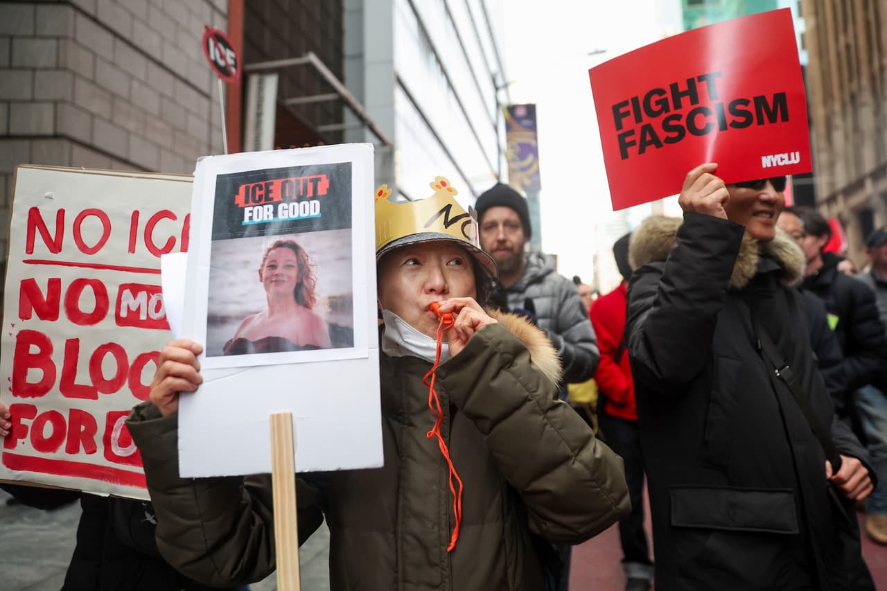 La manifestación en Nueva York concluyó con llamados a mantener la
<b> presión ciudadana y la vigilancia comunitaria, </b>mientras activistas prometen más acciones si no hay respuestas oficiales al tiroteo de Renee Good.