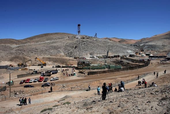 La perforadora "Schramm T-130" reanudó el pasado miércoles la excavación tras haber interrumpido sus labores cuando había alcanzado los 268 metros de profundidad, debido a la rotura del cabezal al impactar con un trozo de hierro.