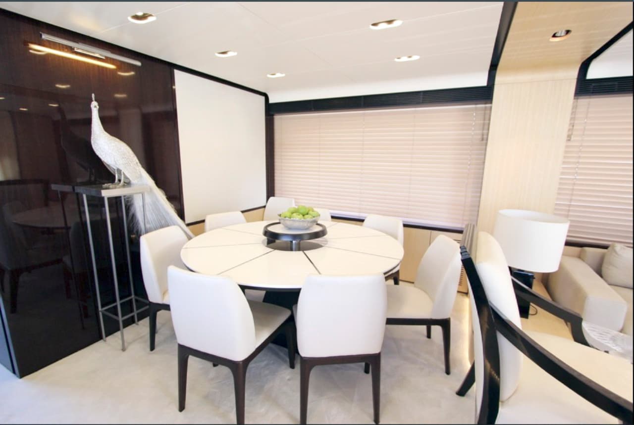 La mesa de comedor también es para ochos personas, aunque el juego completo de platos y vasos que incluye es para 10 personas.