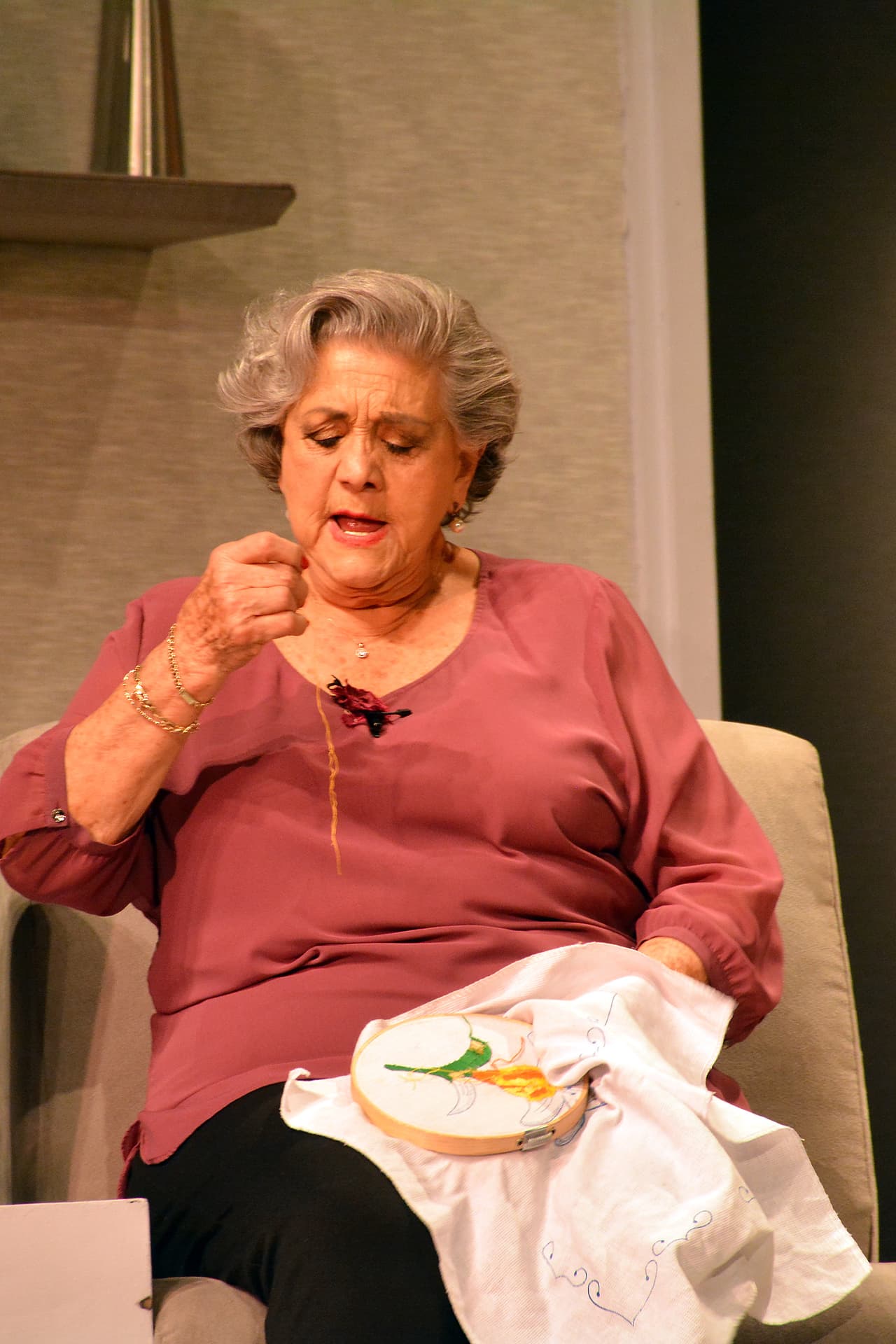 En su columna del diario La Prensa, Origel destacó el nombre de Queta Lavat para darle vida al personaje de la abuela Piedad.