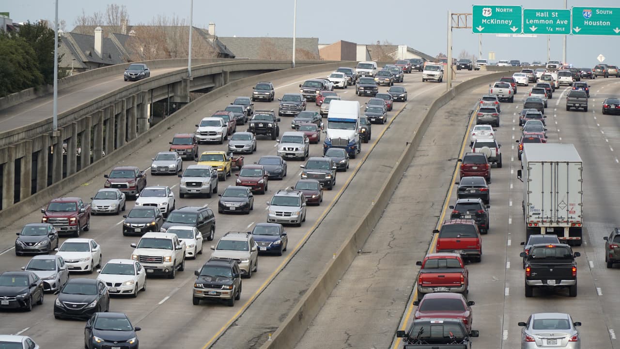 <h3 class="cms-H3-H3">12. Dallas, TX</h3>
<br>Viaje promedio:
<b>30 minutos</b>
<br>Número de pasajeros:
<b>635,717</b>
<br>Hasta media hora:
<b>52%</b>
<br>Hasta una hora:
<b>98%</b>
<br>Más de una hora:
<b>2%</b>