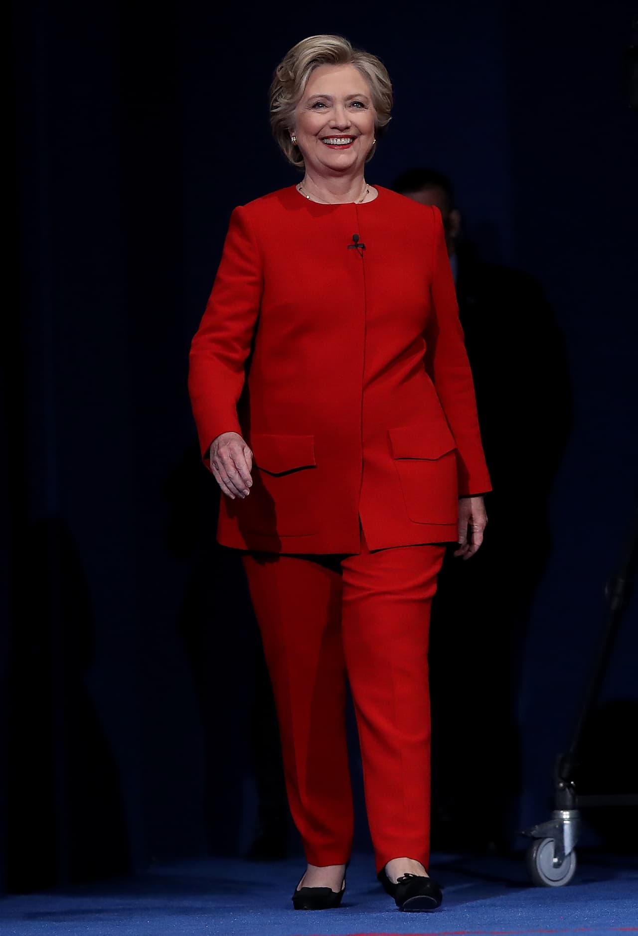 Para el primer debate presidencial en el que Hillary Clinton se enfrentaría a Donald Trump, la candidata eligió un vistoso traje rojo justo usando el color del partido contrario, algo que pareció repetir Donald Trump llevando su corbata azul. Así, vestida de rojo, como si invocara el color del poder, se recordará a Hillary Clinton en este momento decisivo en sus ambiciones de ser presidente. (Justin Sullivan/Getty Images)