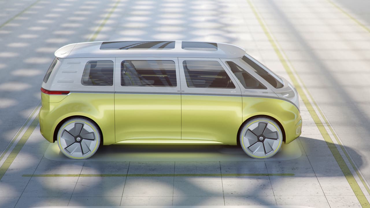 Desde el lateral se puede apreciar con claridad el diseño futurista de la Volkswagen I.D. Buzz Concept. A diferencia del histórico Microbus, este nuevo vehículo posee un techo de vidrio, que aumenta al máximo la luz natural en el interior.
<br>