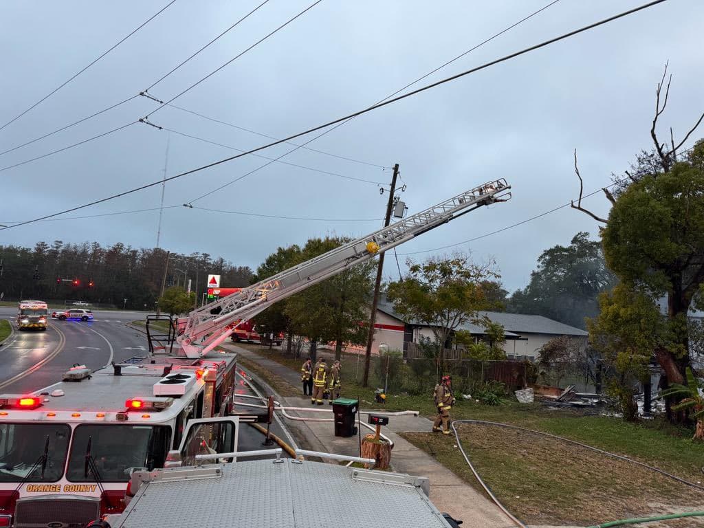 Según se informó, el fuego salía del techo de la residencia.