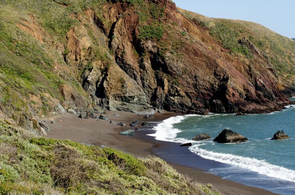 Un picnic en la 
<a href="https://www.theoutbound.com/" target="_blank">playa de arena negra</a> con vistas panorámicas de la costa del Área de la Bahía y San Francisco. Una vez que estés en la playa, extiende tu manta, relájate y explora la costa. Debido a que se requiere una caminata para llegar a este lugar, normalmente esta menos concurrida que otras playas en la zona.