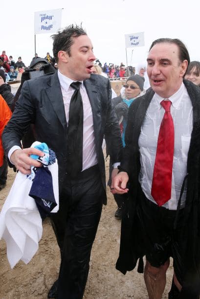 ¡Lo hizo!Mira lo congelado que quedó el comediante Jimmy Fallon luego de aceptar el reto que le hizo el alcalde de Chicago Rahm Emanuel de lanzarse a las congeladas aguas del Lago Chicago durante el Polar Plunge 2014 y con un temperatura de 2 grados