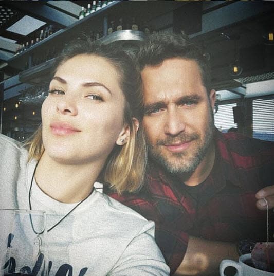 Margarita Muñoz, esposa de Michel, y otros famosos como Fabiola Campomanes, Toya Montoya y Ramiro Fumazoni han dejado ya algunos mensajes de ánimo para el actor.