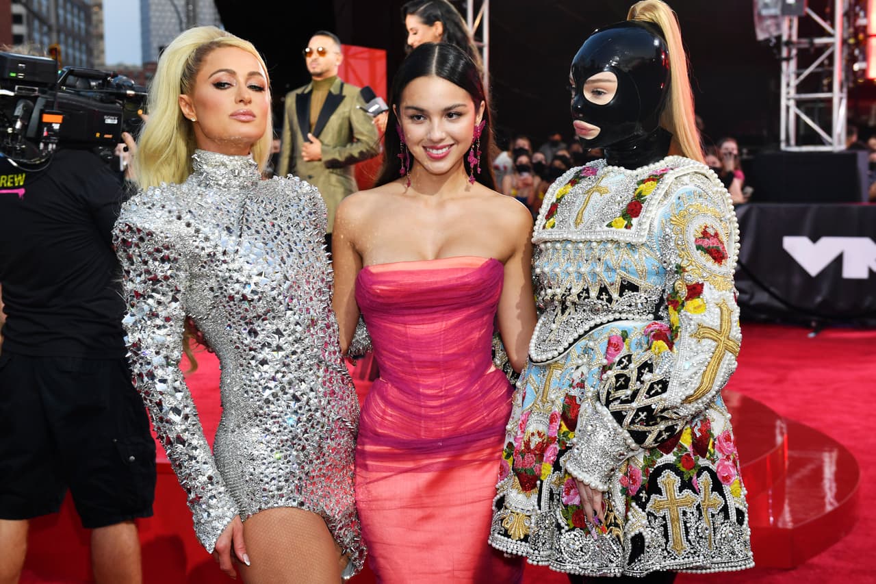 Kim Petras apareció con una máscara de cuero en la cara estilo ‘bondage’ 
<b><a href="https://www.univision.com/famosos/kim-kardashian-atrevido-look-met-gala-2021-fotos" target="_blank">como las que recientemente ha utilizado Kim Kardashian</a></b>. Aquí posó junto a Paris Hilton y Olivia Rodrigo.