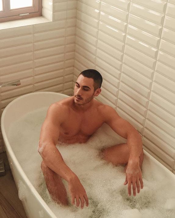 Interpreta a Darío, un joven estudiante que vive un idilio con Alma, una mujer casada.