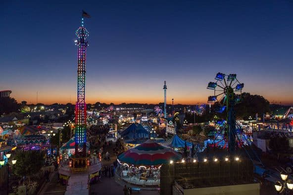 <b><a href="https://www.visitraleigh.com/event/2021-n-c-state-fair/78130/" target="_blank">2021 N.C. STATE FAIR (DEL 14 AL 21 DE OCTUBRE)</a></b>: La Feria Estatal de Carolina del Norte es un evento educativo y de entretenimiento orientado a la familia que se lleva a cabo cada mes de octubre en Raleigh. La Feria Estatal es el evento más grande en el estado y es el evento agrícola más grande de 11 días en la nación, atrayendo anualmente aproximadamente un millón de visitantes.