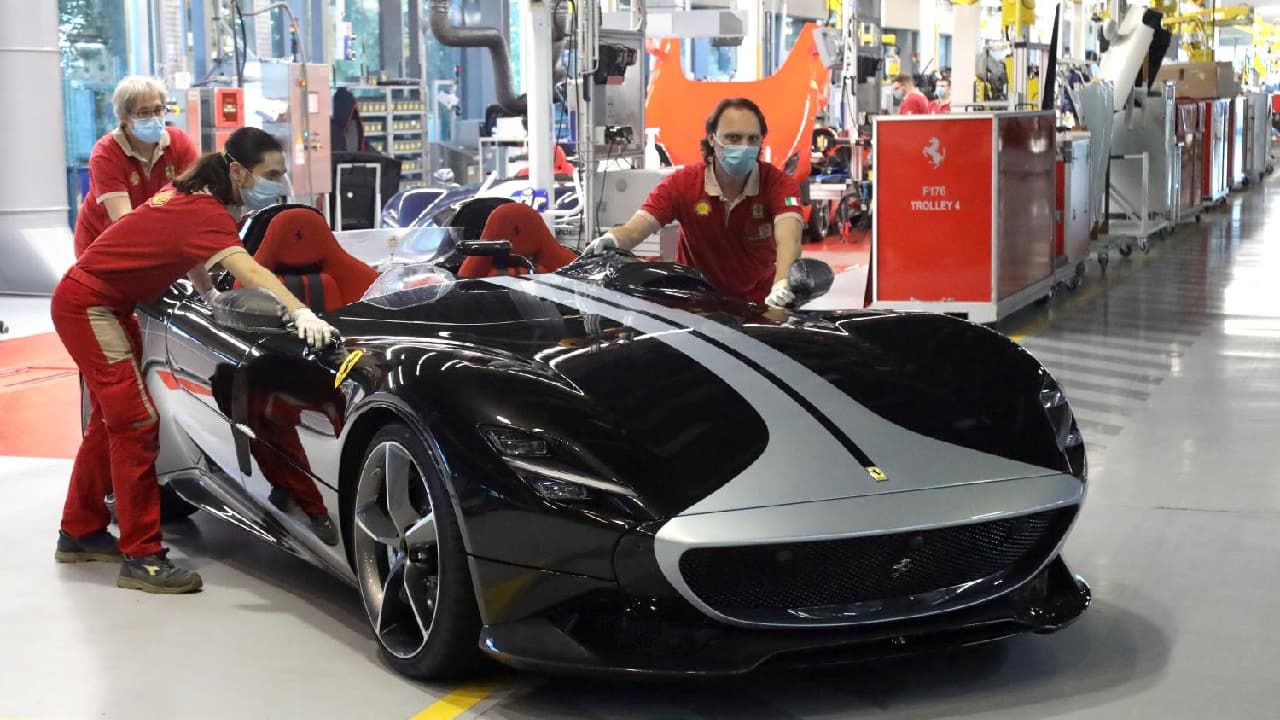 El ‘cochecito’ posee nada y más y nada menos que 798 caballos de fuerza y puede llegar a los 100 km/h en 2.9 segundos.