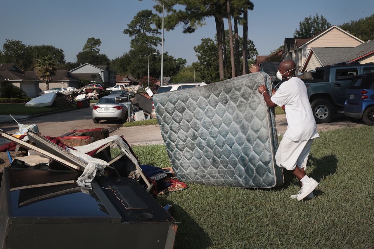 Cornell Beasley se une a otros residentes de un vecindario de Houston, en el proceso de reconstruir sus hogares.