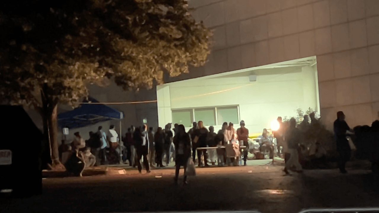 Incluso, el albergue dejó de tener cupo y voluntarios llegan para poder dar alimentos y ayudar a los inmigrantes.