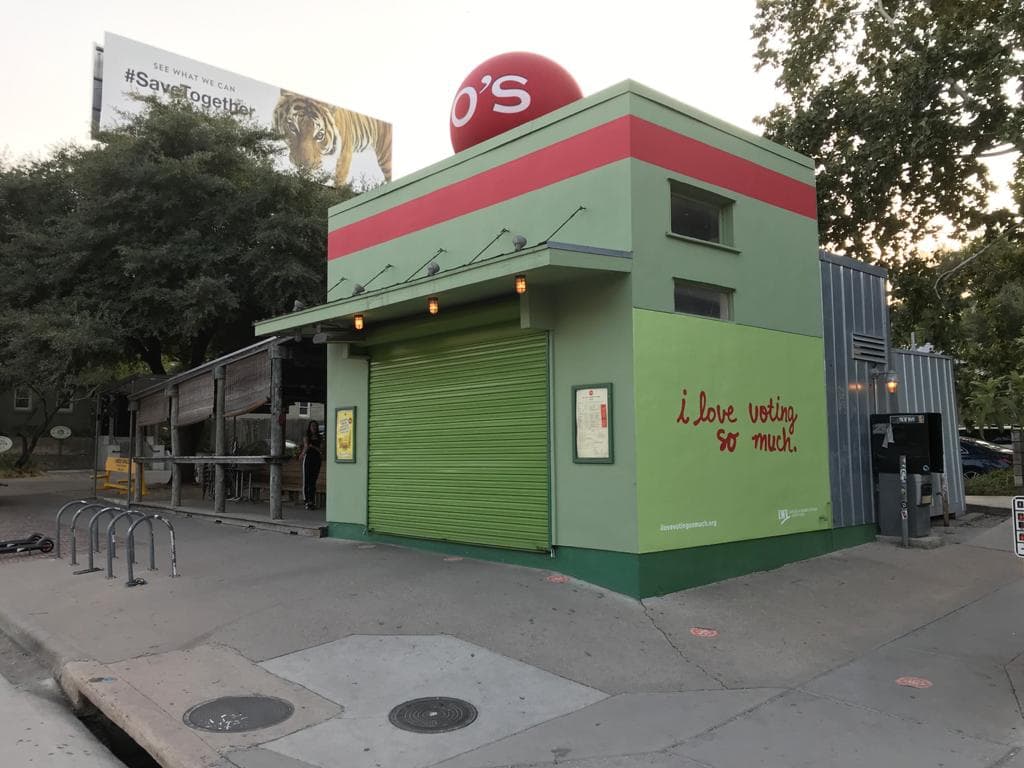 El mural está ubicado en una de las paredes de Jo's Coffee. Los residentes de Austin y turistas visitan el lugar para tomarse fotos.