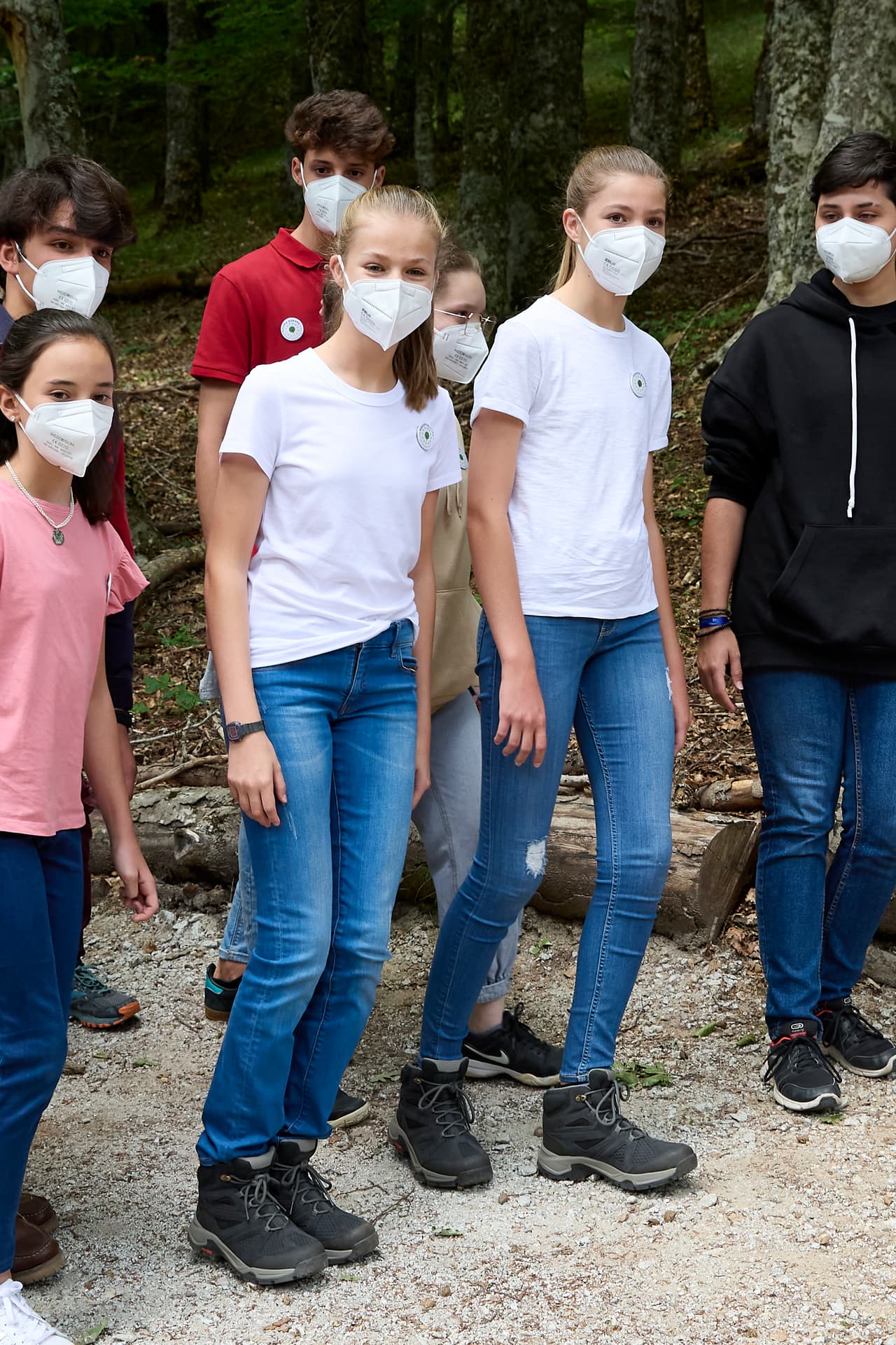 Fueron
<b><a href="https://elpais.com/gente/2021-07-14/la-princesa-leonor-y-la-infanta-sofia-plantan-seis-arboles-en-su-primer-acto-en-solitario.html" target="_blank">acompañadas por 35 jóvenes</a></b> de diferentes países de la Unión Europea, de acuerdo con la crónica publicada por El País.
<br>