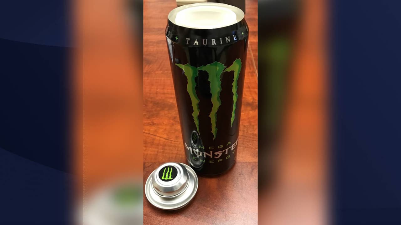 Durante la investigación, un perro de la policía alertó sobre el olor de drogas. Detectives encontraron una lata de bebida "Monster"que servía como un escondite, allí descubrieron unos 20 gramos de heroína. 
<br>