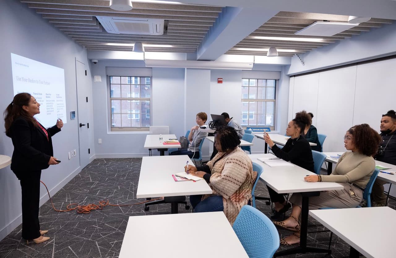 Organización Greater Jamaica apoya a vecinos de Jamaica a lograr sus proyectos