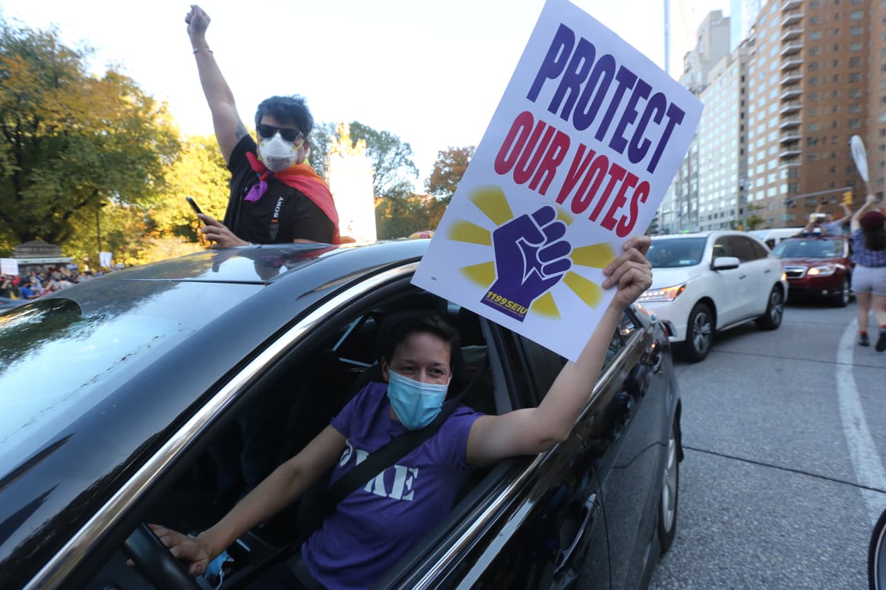 Miembros del sindicato 32BJ se unen a la celebración desde sus carros en Columbus Circle.