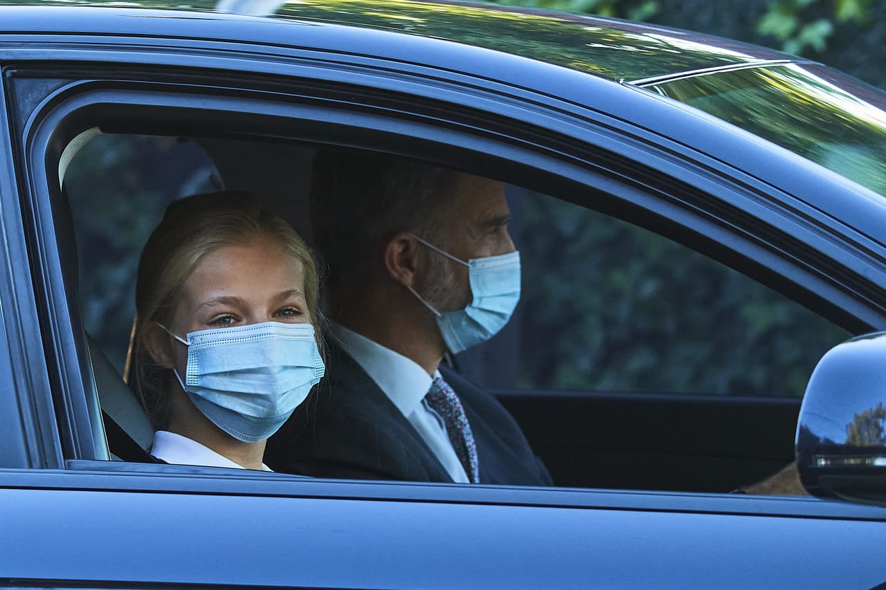 La corona española aseguró en un comunicado citado por el diario 
<b><a href="https://elpais.com/espana/2020-09-11/confinada-la-clase-de-la-princesa-leonor-por-el-positivo-de-una-companera.html" target="_blank">El País</a></b> que los reyes, la princesa Leonor y la infanta Sofía seguirán "la normativa y las indicaciones sanitarias". 
<br>