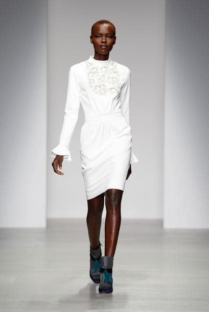 Si no tienes un tono de piel muy claro, entonces una prenda en este tono te hará darle más luz a tu atuendo.