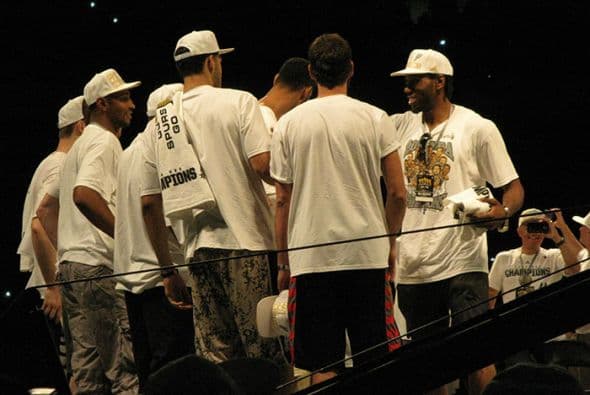 Photos: Spurs Championship Alamodome Celebration 2014