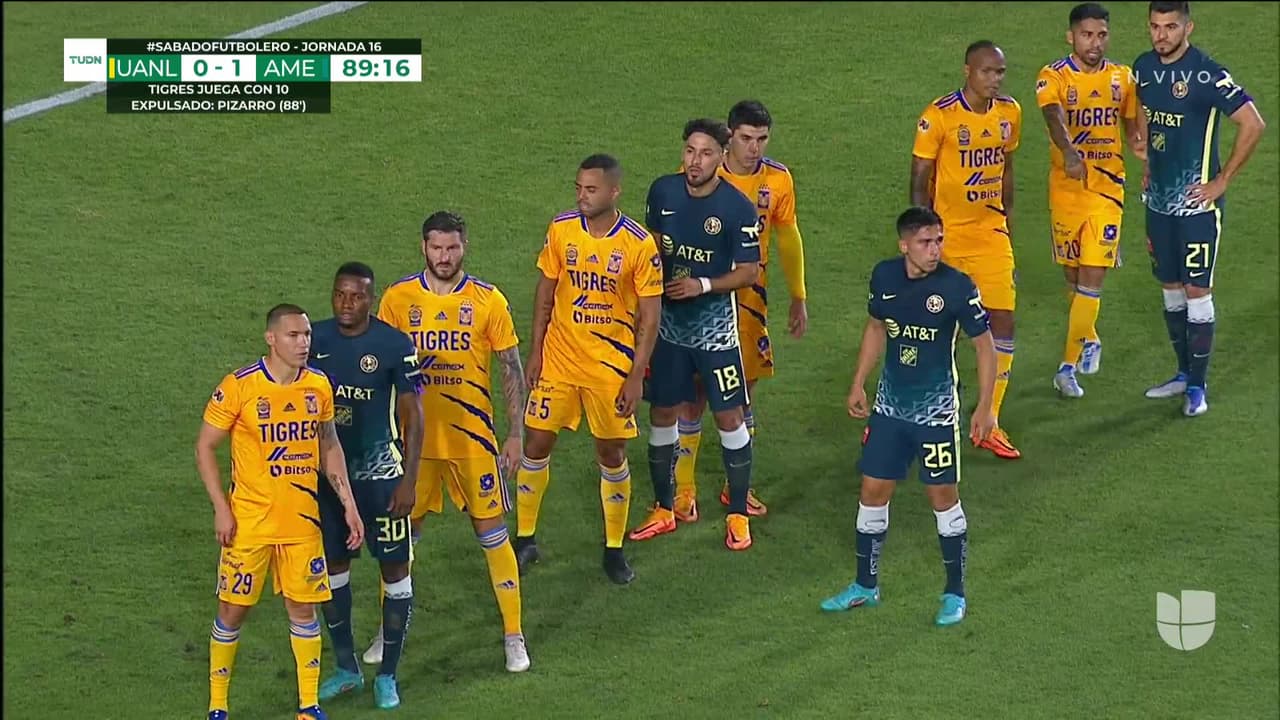 ¡TIRO ATAJADO! disparo por Henry Martín.