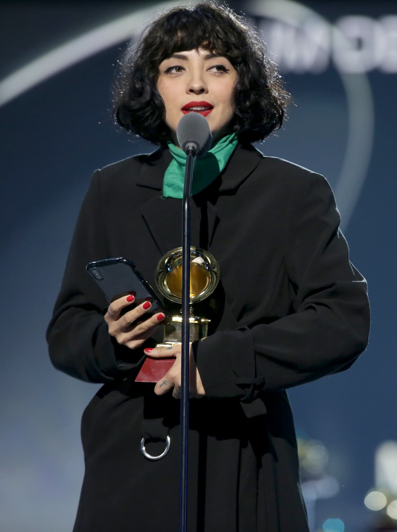 Horas antes, Mon Laferte había ganado un gramófono en la Latin GRAMMY Premiere que es la antesala a la vigésima gala de entrega de los premios por Mejor Álbum de Música Alternativa con su disco 'Norma'.