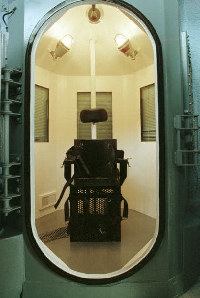 Sin embargo en Arizona los sentenciados antes de 1992 pueden seleccionar la inyección letal o la cámara de gas.