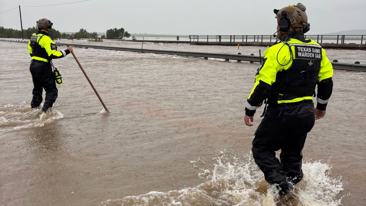 Uvalde bajo el agua: Helicópteros realizan rescates aéreos tras severas inundaciones en Texas