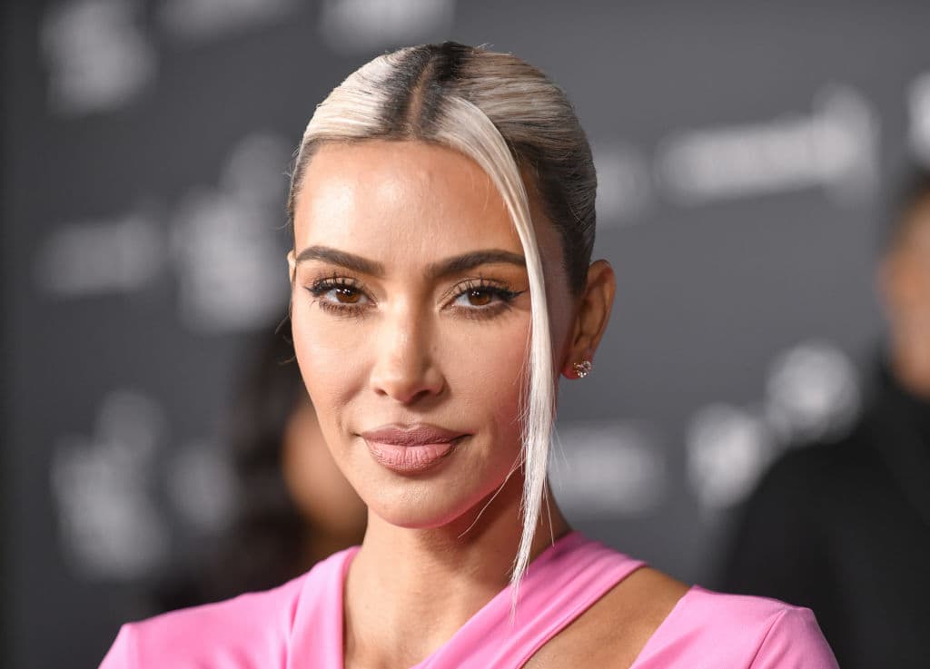 <b>Kim Kardashian, socialité y empresaria: </b>Desde que el programa 'Keeping Up with the Kardashians' salió por primera vez en 2007, Kim Kardashian ha iniciado varios negocios, pero el más exitoso ha sido sin dudas Skims, fundada junto al sueco Jens Grede en 2019. La nueva marca vendía inicialmente monos y prendas moldeadoras, pero se ha ido ramificando en ropa interior y ropa de salón, vendiendo elegantes colecciones y robándole participación de mercado a Victoria's Secret. Según Bloomberg, su marca fue valorada en $3,200 millones en enero, el doble de la cifra de apenas nueve meses antes.