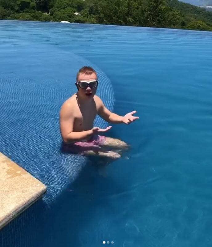 "Lo he intentado, lo que pasa es que 
<b>los muchachos con síndrome de Down <a href="https://www.univision.com/famosos/lety-calderon-rapa-a-luciano-y-se-queda-sin-palabras-con-la-inesperada-manera-en-que-su-hijo-se-despide-video">son muy distraídos</a></b>, entonces si yo le hablo a Luciano él voltea a verme, y yo le digo 've enfrente'", contó en entrevista con el programa '
<a href="https://twitter.com/VentaneandoUno/status/1258521879402344448" target="_blank">Ventaneando</a>'.
<br>