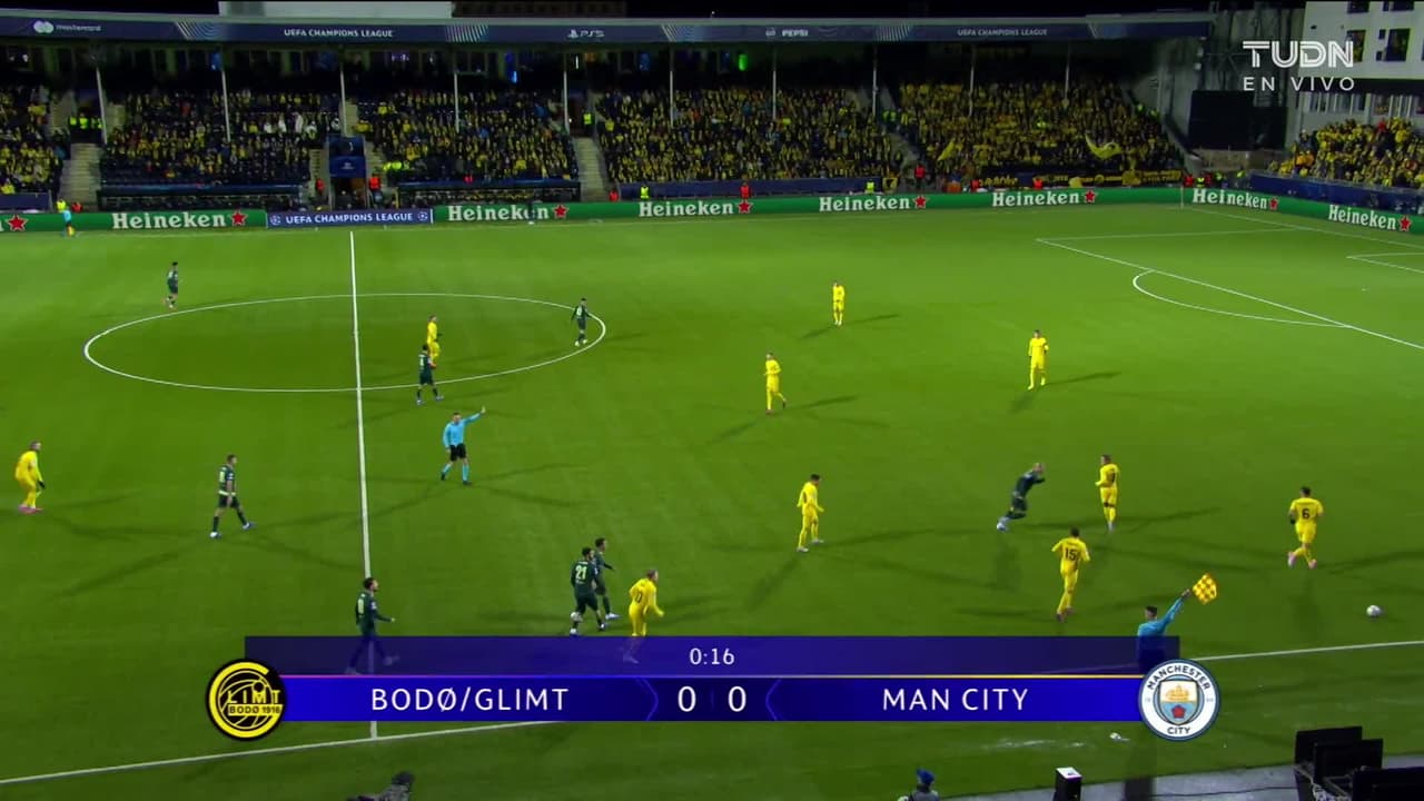 Arranca el partido y la pelota está en juego.