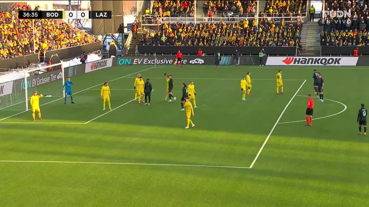 ¡TIRO ATAJADO! disparo por Adam Marusic.