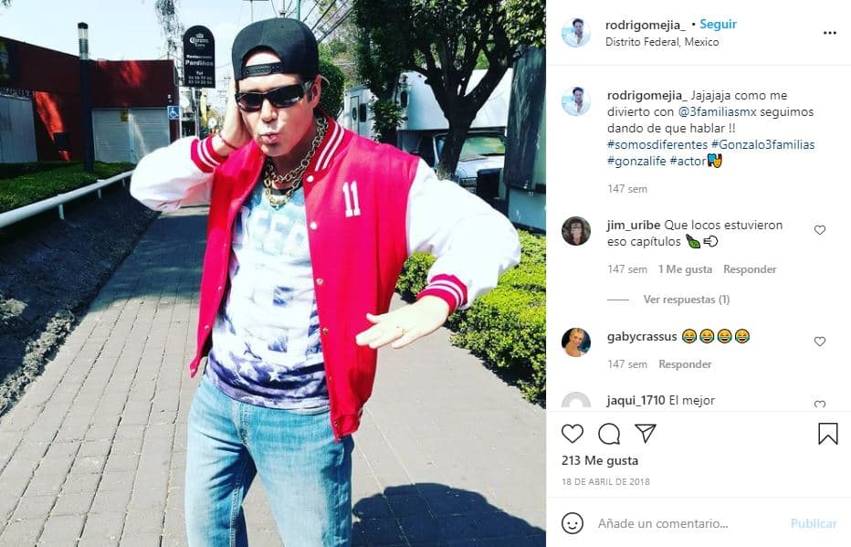 En septiembre de 2018 reveló que en una de sus prácticas de artes marciales se le desprendió la retina, lo que requirió una cirugía y posterior reposo. "Estuve un año sin poder trabajar", dijo. Esto ocasionó que se deprimiera y llegar a pesar más de 90 kilos (198 libras): "Me dolía la cabeza todo el tiempo, y como no podía hacer nada, me sentía mal", dijo en entrevista con 
<b><a href="https://www.tvynovelas.com/mx/especiales/cuando-rodrigo-mejia-estuvo-a-punto-de-perder-un-ojo/" target="_blank">TV y Novelas</a></b>.