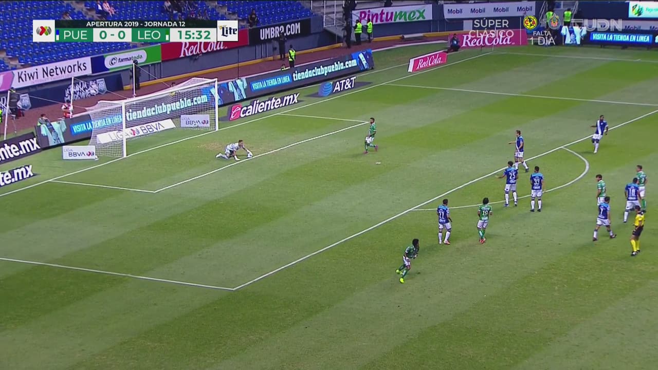 ¡Le faltó ‘punch’ a Macías! Disparo con poca potencia de José Juan a las manos de Vikonis