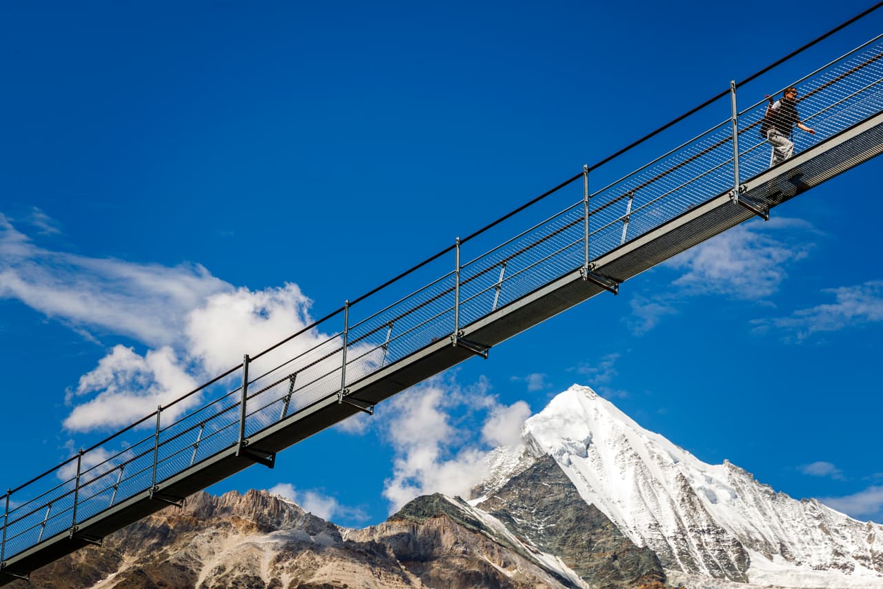 La instalación de acero ofrece un panorama impresionante de los Alpes y su superficie de metal con hendijas permite ver hacia abajo en el barranco de Grabengufer.