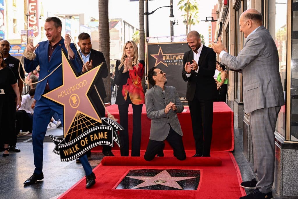 Marc Anthony, asombrado por su compadre, el exfutbolista David Beckham, recibió
<b>la estrella 2,762 </b>en el Paseo de la Fama de Hollywood, con la cual celebra sus más de 30 años de carrera.