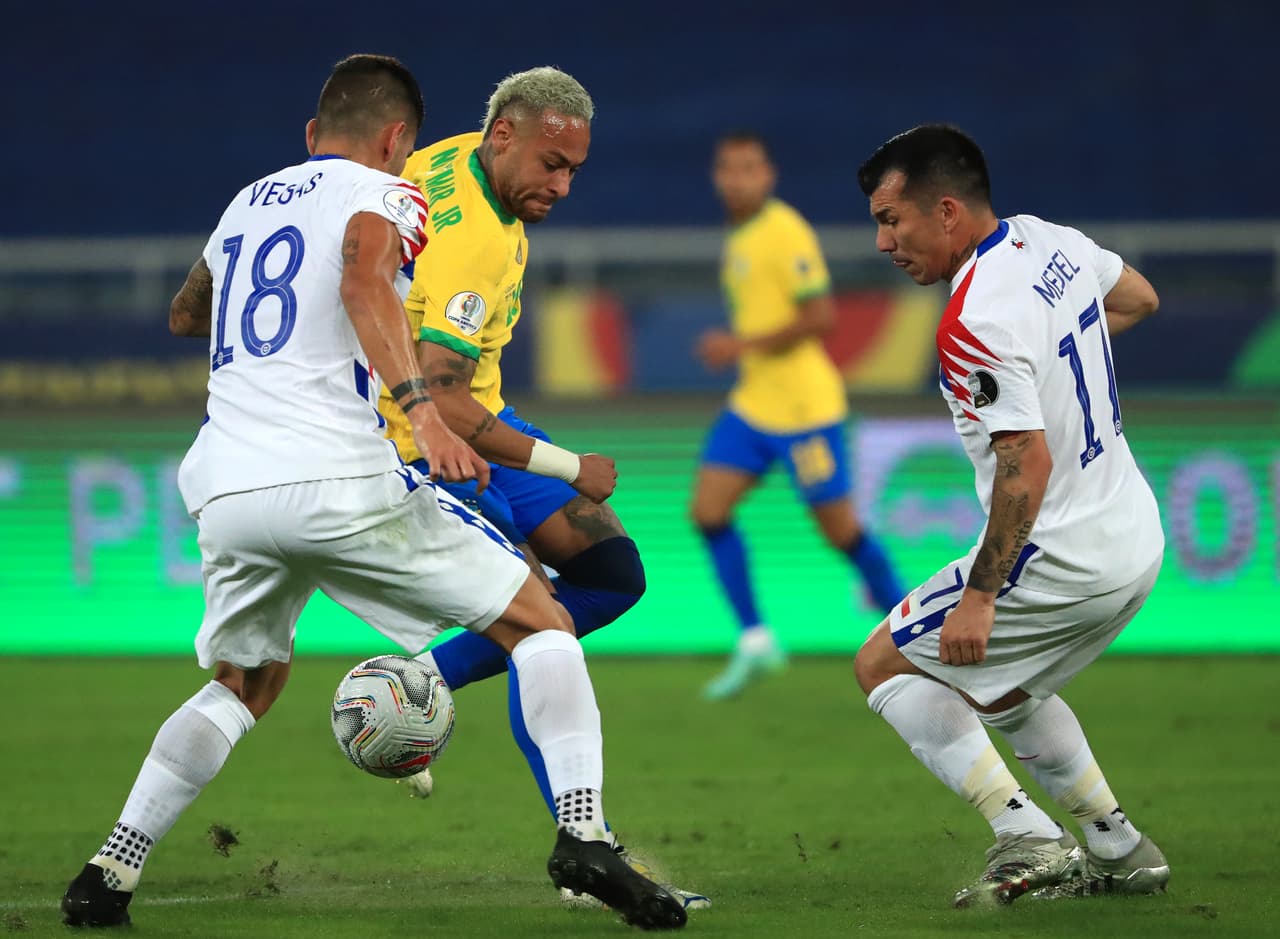 Casi de inmediato, Brasil respondió por medio de Neymar, quien centró a segundo poste para encontrar a Firmino, pero éste llegó muy precipitado e impactó el balón con la espinillera.